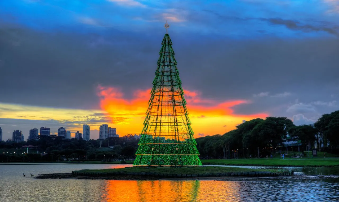 A imagem retrata a época do natal em Curitiba/PR